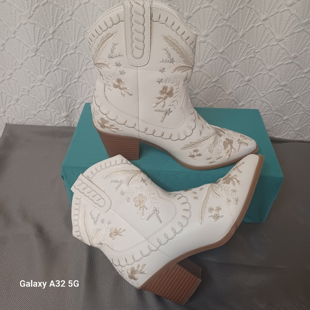 MIA Women Size 10 White Embroidered Heeled Boots - Picture 7 of 15